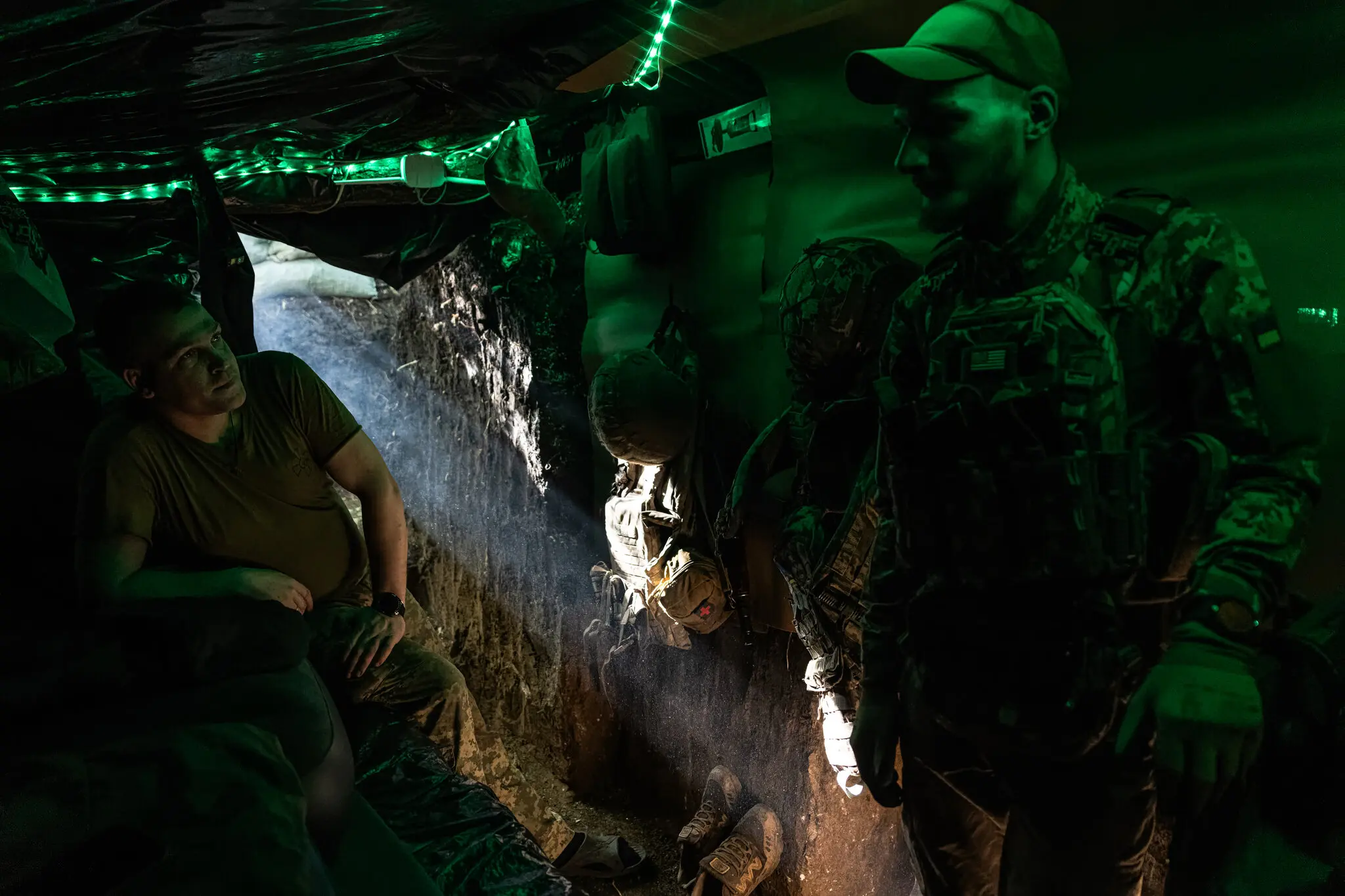 Солдати балакають, чекаючи вказівок стріляти з гаубиці по російських позиціях.